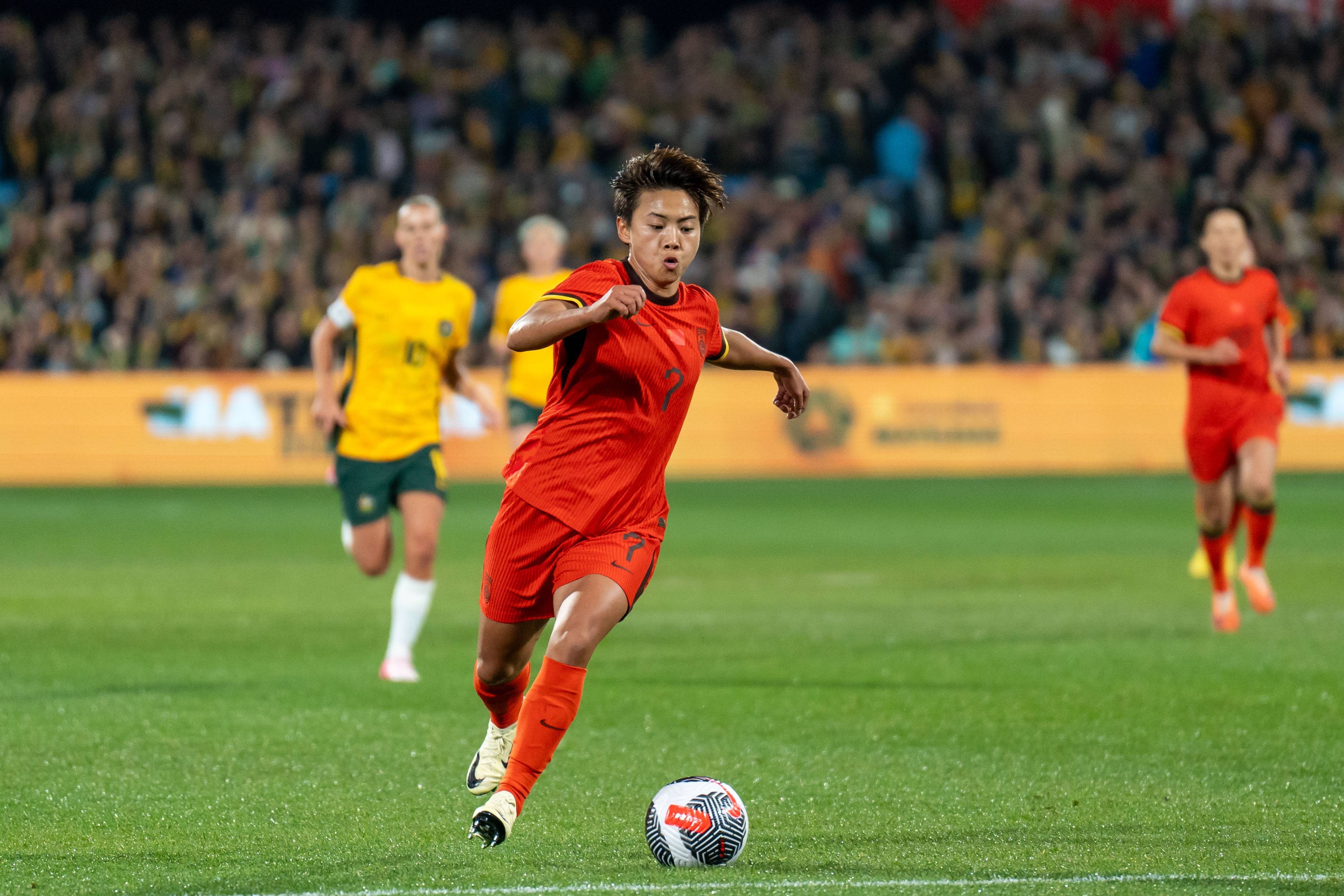 女足比赛中，中国队员李某表现出色，助球队取胜